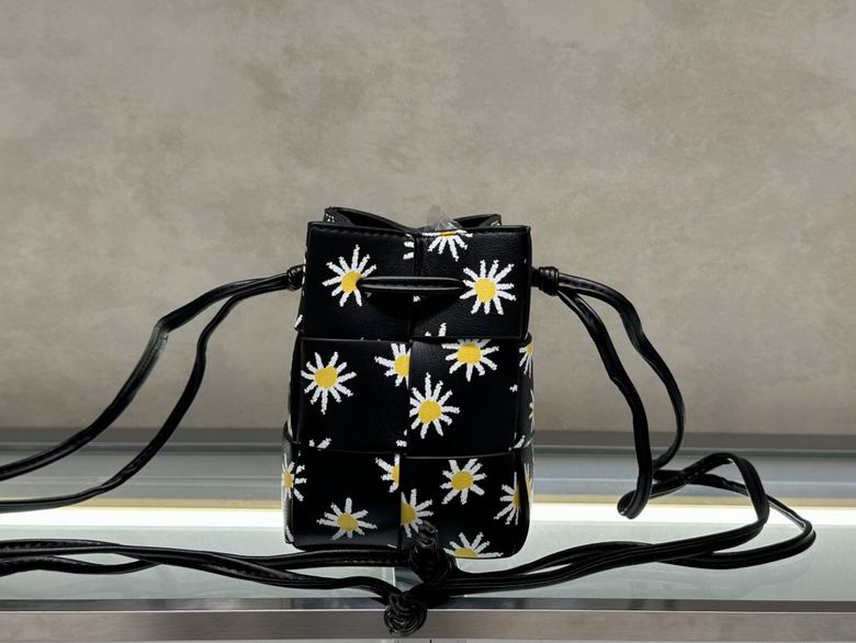 Bottega Veneta Bucket bag  11