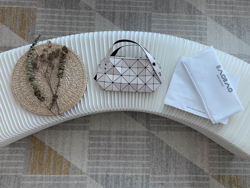 Issey Miyake BB11-AG481 33x16x8cm Yt cream-colored