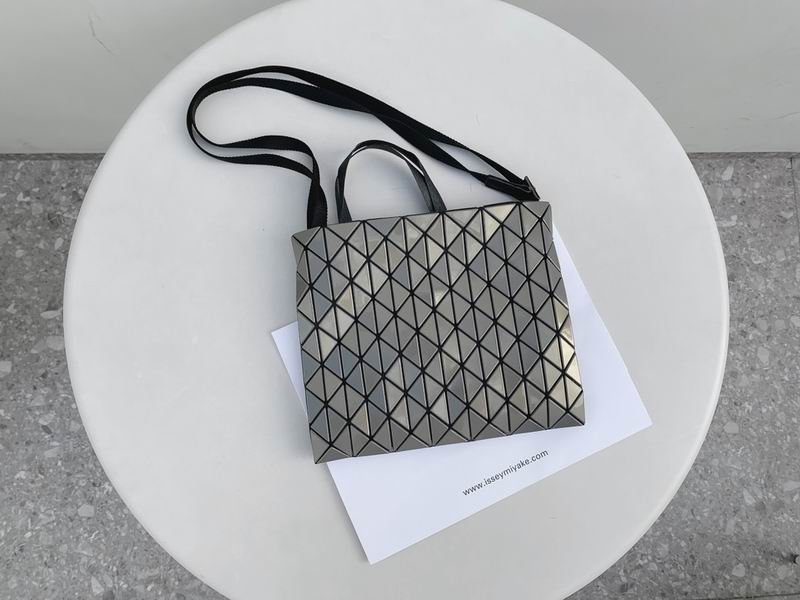 Issey Miyake BB35 28x24x2.5cm Yt laser gray